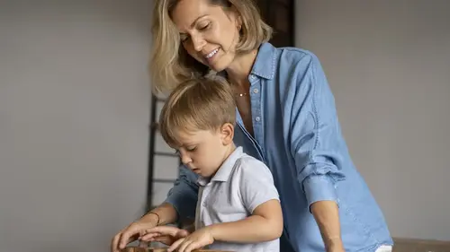 Bona sau guvernanta: care este diferența și pe cine să alegi pentru copilul tău?