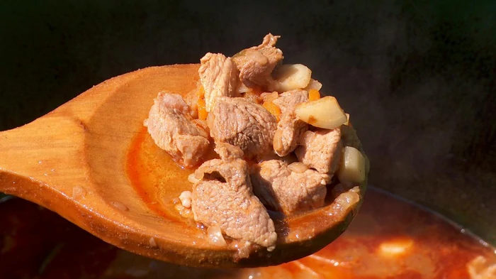 Aceste trei greșeli strică totul: Cum să gătești gulaș de vită ca în URSS