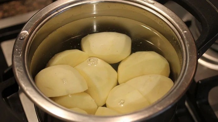 Adăugați acest ingredient înainte de fierberea cartofilor și aceștia vor ieși aromați, sfărâmicioși și gustoși