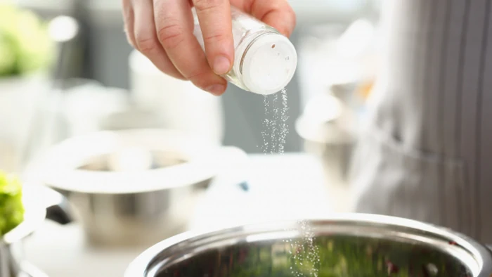 Când este corect să sărezi borscht, supă de pui, supă de vită, câtă sare să pui