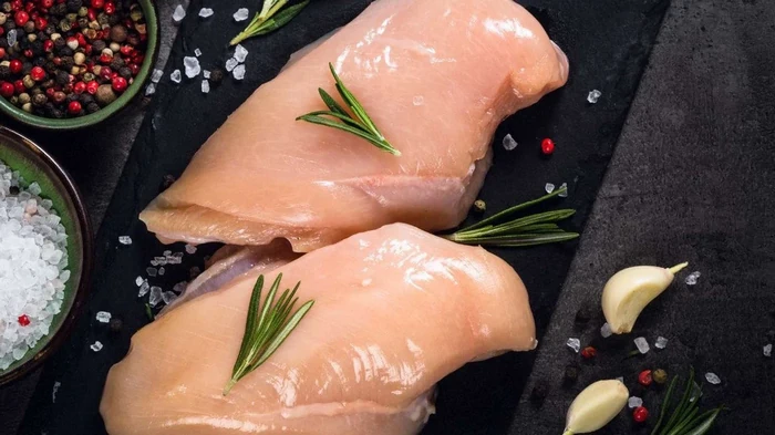 Cât de mult trebuie cu adevărat să gătiți fileul de pui pentru a fi fraged și suculent: secretele bucătarilor