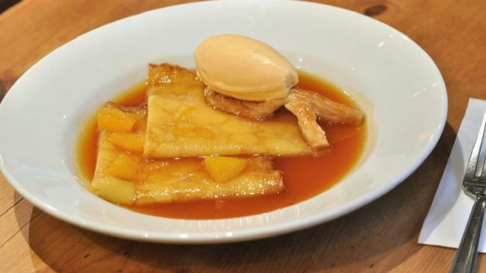 Clătite Crêpe Suzette pentru Ziua Îndrăgostiților: un desert francez ușor de făcut acasă
