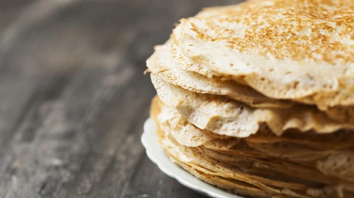 Clătitele nu se vor rupe și nu se vor lipi nici măcar de o tigaie „nereușită”: un truc cu aluatul va face treaba