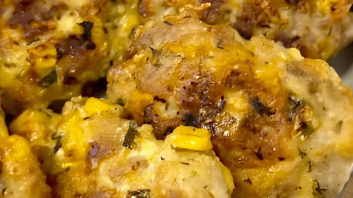 Cotlete suculente tăiate cu porumb și brânză – o rețetă interesantă