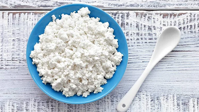 Cum să faci brânză de vaci de casă în 30 de minute – rețetă simplă