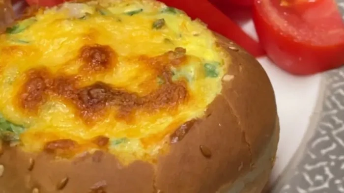 Omletă într-o chiflă cu piept afumat: rețeta pentru gustarea perfectă