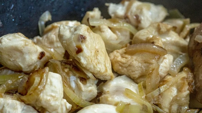 Pui fiert în sos de ceapă: rețetă pentru o mâncare caldă perfectă