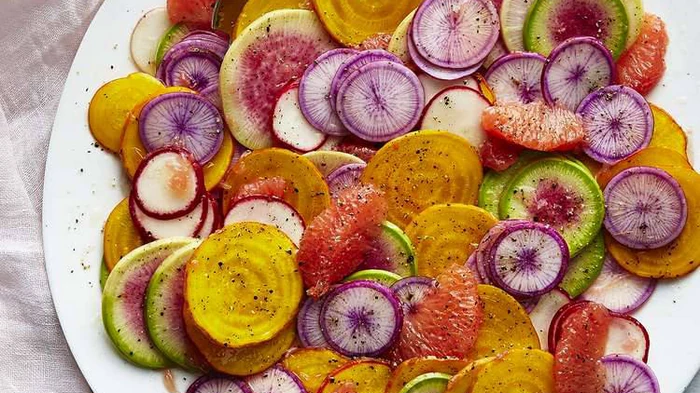 Salată de grepfrut, sfeclă roșie și ridichi